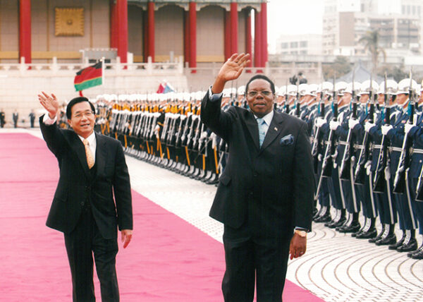 軍禮歡迎馬拉威共和國莫泰加(Bingu Wa Mutharika)總統伉儷(2)-陳水扁總統活動照片-MOFA109179CF-2020-12-PH00019-010