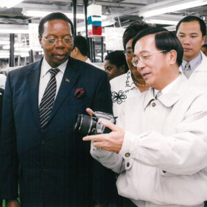 陪同馬拉威共和國莫泰加(Bingu Wa Mutharika)總統伉儷參訪佳能(Canon)股份有限公司-陳水扁總統活動照片-MOFA109179CF-2020-12-PH00019-011