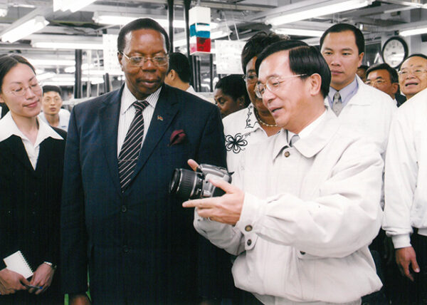 陪同馬拉威共和國莫泰加(Bingu Wa Mutharika)總統伉儷參訪佳能(Canon)股份有限公司-陳水扁總統活動照片-MOFA109179CF-2020-12-PH00019-011