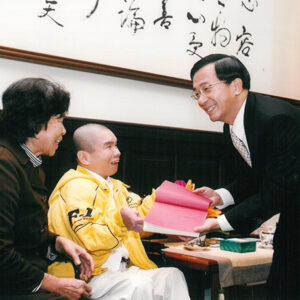 接見身心障礙藝術作者藍約翰先生及其父母藍財源先生、郭雪娥女士-陳水扁總統活動照片-MOFA109179CF-2020-12-PH00019-021