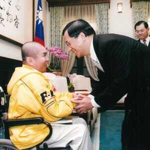 接見身心障礙藝術作者藍約翰先生及其父母藍財源先生、郭雪娥女士-陳水扁總統活動照片-MOFA109179CF-2020-12-PH00019-022