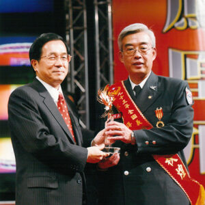 參加九十三年全國消防暨義消楷模「鳳凰獎」頒獎典禮-陳水扁總統活動照片-MOFA109179CF-2020-12-PH00019-024