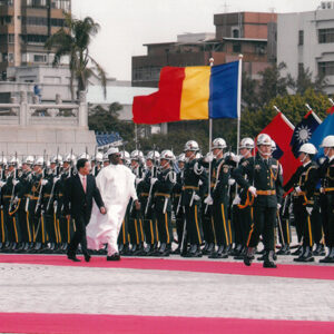 軍禮歡迎查德總統德比(S.E.M ldriss Deby)-陳水扁總統活動照片-MOFA109179CF-2020-12-PH00019-030