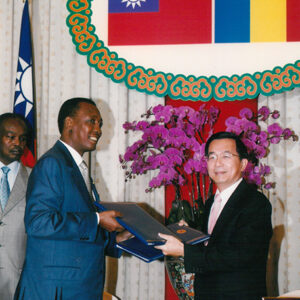 軍禮歡迎查德總統德比(S.E.M ldriss Deby)-陳水扁總統活動照片-MOFA109179CF-2020-12-PH00019-031