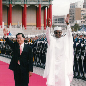 軍禮歡迎查德總統德比(S.E.M ldriss Deby)-陳水扁總統活動照片-MOFA109179CF-2020-12-PH00019-044