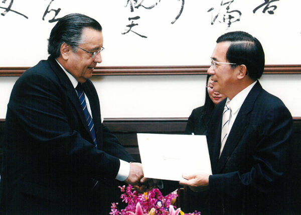 接見2004年APEC秘書處執行長 Mario Artaza 總統府台灣綠廳-陳總統活動照片-MOFA109179CF-2020-12-PH00020-071