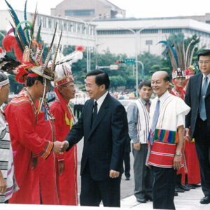 陳水扁總統於總統府前廣場參加花蓮縣原住民月文化季「原鄉、原舞、美花蓮」報信息活動-陳水扁總統活動照片-MOFA109179CF-2020-12-PH00024-040