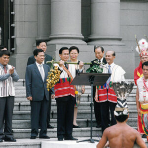 陳水扁總統於總統府前廣場參加花蓮縣原住民月文化季「原鄉、原舞、美花蓮」報信息活動-陳水扁總統活動照片-MOFA109179CF-2020-12-PH00024-042