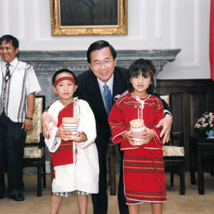 陳水扁總統於總統府接見九二一原住民重建區賽德克族兒童-陳水扁總統活動照片-MOFA109179CF-2020-12-PH00025-010