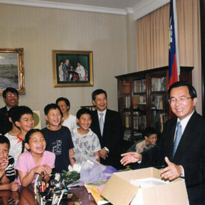 陳水扁總統於總統府接見東門國小小朋友並帶領他們參觀總統辦公室-陳水扁總統活動照片-MOFA109179CF-2020-12-PH00025-042