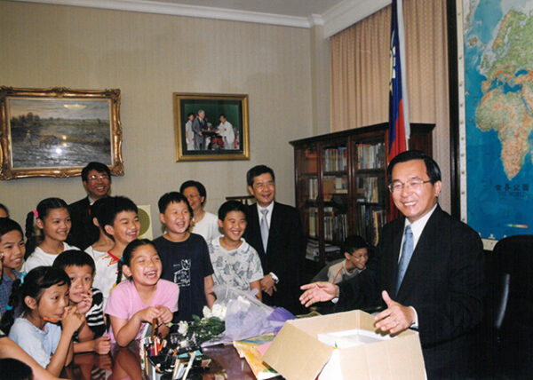 陳水扁總統於總統府接見東門國小小朋友並帶領他們參觀總統辦公室-陳水扁總統活動照片-MOFA109179CF-2020-12-PH00025-042