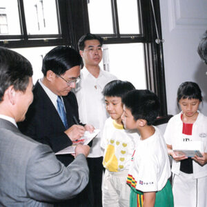 陳水扁總統於總統府接見東門國小小朋友並帶領他們參觀總統辦公室-陳水扁總統活動照片-MOFA109179CF-2020-12-PH00025-043