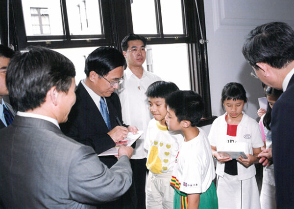 陳水扁總統於總統府接見東門國小小朋友並帶領他們參觀總統辦公室-陳水扁總統活動照片-MOFA109179CF-2020-12-PH00025-043