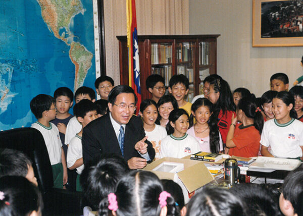 陳水扁總統於總統府接見東門國小小朋友並帶領他們參觀總統辦公室-陳水扁總統活動照片-MOFA109179CF-2020-12-PH00025-044