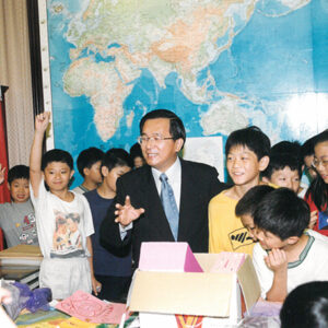 陳水扁總統於總統府接見東門國小小朋友並帶領他們參觀總統辦公室-陳水扁總統活動照片-MOFA109179CF-2020-12-PH00025-045