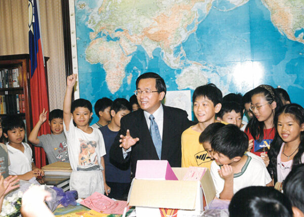 陳水扁總統於總統府接見東門國小小朋友並帶領他們參觀總統辦公室-陳水扁總統活動照片-MOFA109179CF-2020-12-PH00025-045