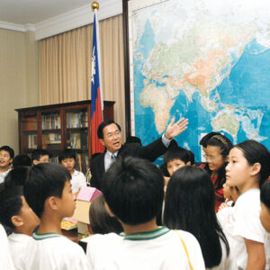 陳水扁總統於總統府接見東門國小小朋友並帶領他們參觀總統辦公室-陳水扁總統活動照片-MOFA109179CF-2020-12-PH00025-046