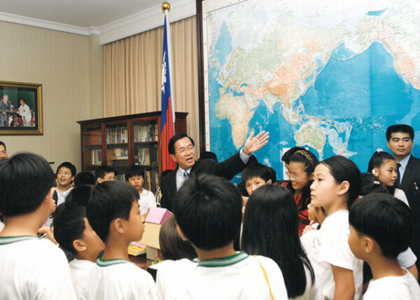 陳水扁總統於總統府接見東門國小小朋友並帶領他們參觀總統辦公室-陳水扁總統活動照片-MOFA109179CF-2020-12-PH00025-046