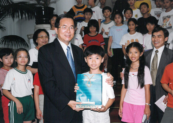 陳水扁總統於總統府接見東門國小小朋友並帶領他們參觀總統辦公室-陳水扁總統活動照片-MOFA109179CF-2020-12-PH00025-047