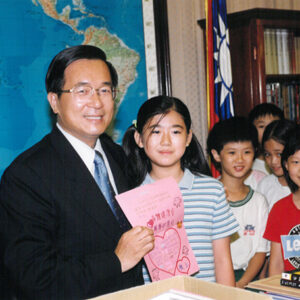 陳水扁總統於總統府接見東門國小小朋友並帶領他們參觀總統辦公室-陳水扁總統活動照片-MOFA109179CF-2020-12-PH00025-048