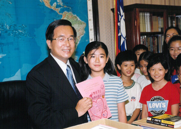 陳水扁總統於總統府接見東門國小小朋友並帶領他們參觀總統辦公室-陳水扁總統活動照片-MOFA109179CF-2020-12-PH00025-048
