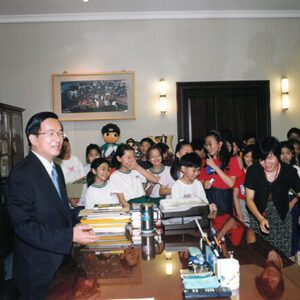 陳水扁總統於總統府接見東門國小小朋友並帶領他們參觀總統辦公室-陳水扁總統活動照片-MOFA109179CF-2020-12-PH00025-049