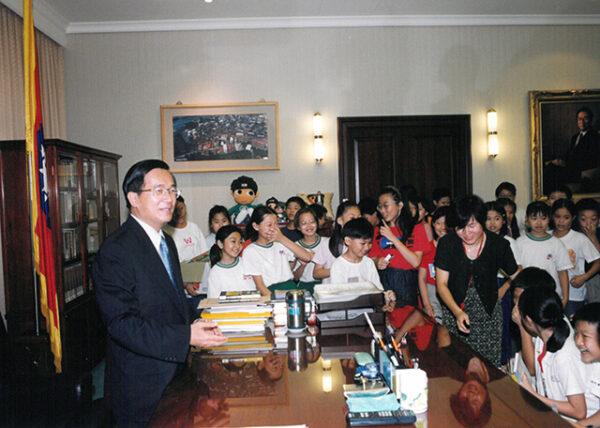 陳水扁總統於總統府接見東門國小小朋友並帶領他們參觀總統辦公室-陳水扁總統活動照片-MOFA109179CF-2020-12-PH00025-049