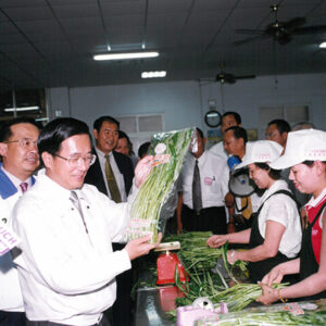 陳水扁總統於高雄縣參訪梓官鄉蔬菜集貨場-陳水扁總統活動照片-MOFA109179CF-2020-12-PH00025-073