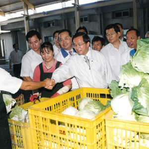 陳水扁總統於高雄縣參訪梓官鄉蔬菜集貨場-陳水扁總統活動照片-MOFA109179CF-2020-12-PH00025-074