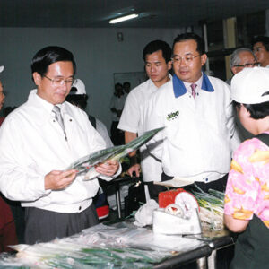 陳水扁總統於高雄縣參訪梓官鄉蔬菜集貨場-陳水扁總統活動照片-MOFA109179CF-2020-12-PH00025-075