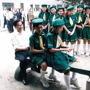 陳水扁總統回台南縣隆田國小參加小學同學會並與母校學童一起坐蹺蹺板重溫兒時回憶-陳水扁總統活動照片-MOFA109179CF-2020-12-PH00029-012