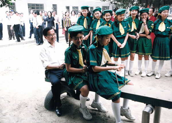 陳水扁總統回台南縣隆田國小參加小學同學會並與母校學童一起坐蹺蹺板重溫兒時回憶-陳水扁總統活動照片-MOFA109179CF-2020-12-PH00029-012