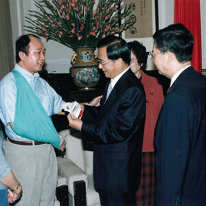 陳水扁總統於總統府接見「力拔山河」受傷民眾代表(該事件發生於陳總統任職台北市長時期)-陳水扁總統活動照片-MOFA109179CF-2020-12-PH00029-018