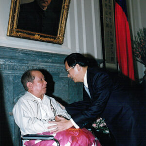 陳水扁總統於總統府接見「力拔山河」受傷民眾代表(該事件發生於陳總統任職台北市長時期)-陳水扁總統活動照片-MOFA109179CF-2020-12-PH00029-019