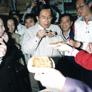 陳水扁總統於嘉義竹崎向奮起湖老街居民致意-陳水扁總統活動照片-MOFA109179CF-2020-12-PH00029-077