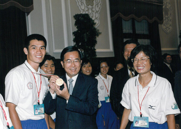 陳水扁總統於總統府接見參加2001年義大利羅馬聽障達福林運動會代表團-陳水扁總統活動照片-MOFA109179CF-2020-12-PH00030-010