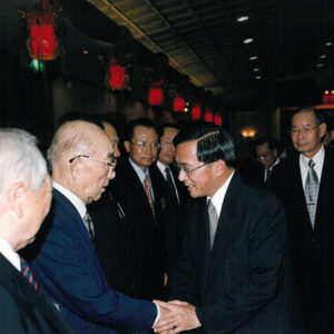 陳水扁總統於三官俱樂部與國軍將領餐敘並向與會退休將領一一握手致意-陳水扁總統活動照片-MOFA109179CF-2020-12-PH00030-017