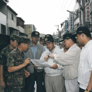 陳水扁總統赴嘉義縣視察金世界社區淹水情形-陳水扁總統活動照片-MOFA109179CF-2020-12-PH00030-048