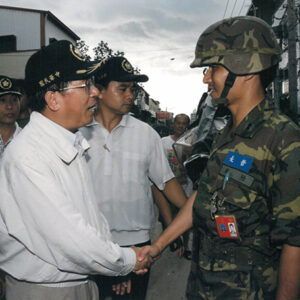 陳水扁總統赴嘉義縣視察金世界社區淹水情形並與救災官兵握手致意-陳水扁總統活動照片-MOFA109179CF-2020-12-PH00030-051