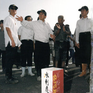 陳水扁總統赴台南縣視察曾文溪寮子部潰堤情形-陳水扁總統活動照片-MOFA109179CF-2020-12-PH00030-055