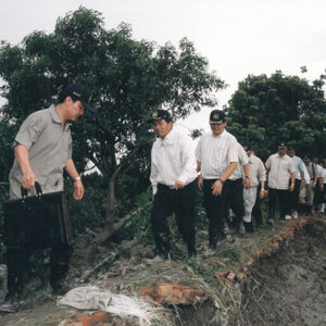 陳水扁總統赴台南縣視察曾文溪寮子部潰堤情形-陳水扁總統活動照片-MOFA109179CF-2020-12-PH00030-056