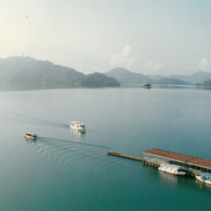 日月潭接近台灣中心點，約在海拔八百公尺，景色柔美安靜，是有名的蜜月勝地-八十七年巴拉圭展及紐俄展樣片-MOFA109179CF-2020-12--PH00037-032