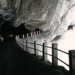 太魯閣峽谷是台灣中部東西橫貫公路的起點，沿途岩壁曲折，隧道綿延，景觀變幻萬千-八十七年巴拉圭展及紐俄展樣片-MOFA109179CF-2020-12--PH00037-033