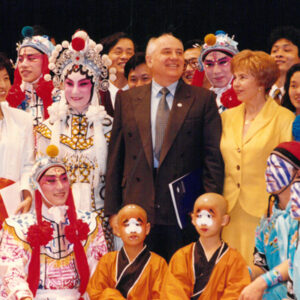 戈巴契夫婦參觀國家劇院與復興劇校表演學生合影 83.3.24-外交-MOFA109179CF-2020-12-PH00039-133