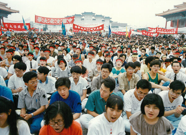青年學生聚集聲援天安門民主運動-天安門事件-MOFA109179CF-2020-12-PH00040-024