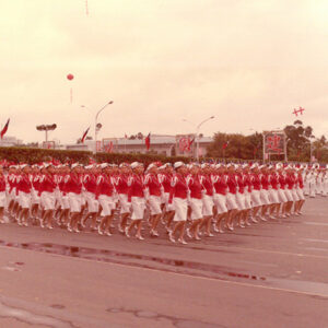 民國73年國慶服飾鮮明的女生隊伍以整齊步伐通過主席台-國慶-MOFA109179CF-2020-12-PH00041-042