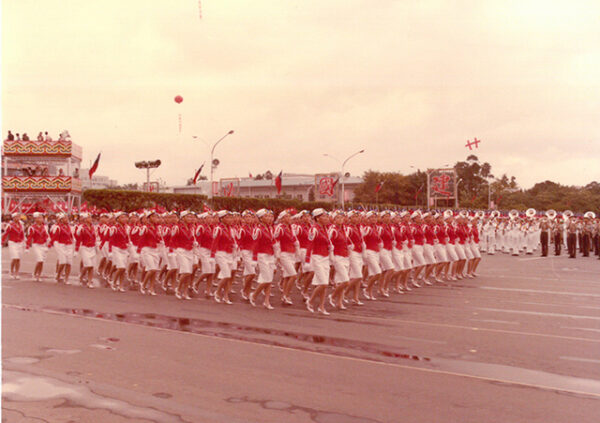 民國73年國慶服飾鮮明的女生隊伍以整齊步伐通過主席台-國慶-MOFA109179CF-2020-12-PH00041-042