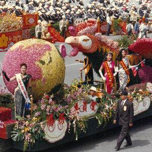 由僑委會製作的「有鳳來儀」花車象徵海內外同胞心手相連共慶佳節-國慶-MOFA109179CF-2020-12-PH00041-217