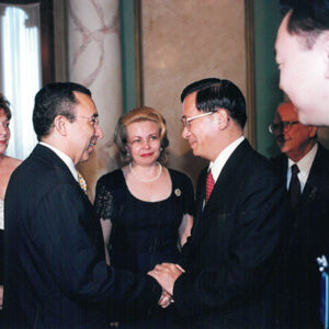 陳水扁總統於多明尼加參加各國慶賀團及貴賓向多明尼加新總統梅西亞(Hipolito Mejia)及副總統歐帝斯(Milagros Ortiz Bosch)致意-陳水扁總統「民主外交、友誼之旅」活動照片-MOFA109179CF-2020-12-PH00051-061