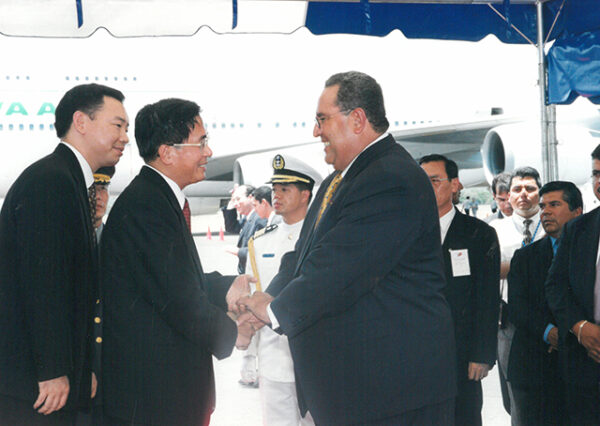 陳水扁總統抵達尼加拉瓜馬納瓜機場接受軍禮歡迎-陳水扁總統「民主外交、友誼之旅」活動照片-MOFA109179CF-2020-12-PH00051-070